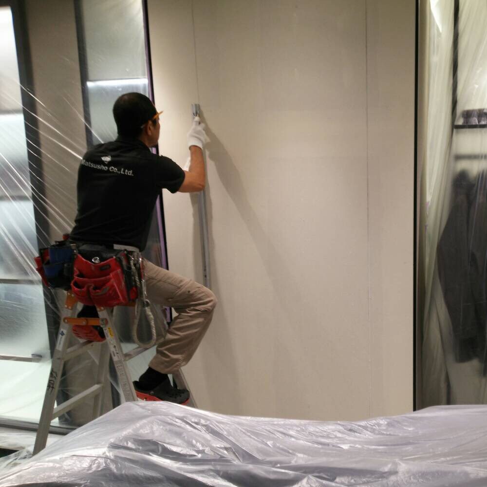 愛知県名古屋市の建築一般工事 リフォーム工事の株式会社松昇の某百貨店改装工事(軽鉄、ボード、クロス工事